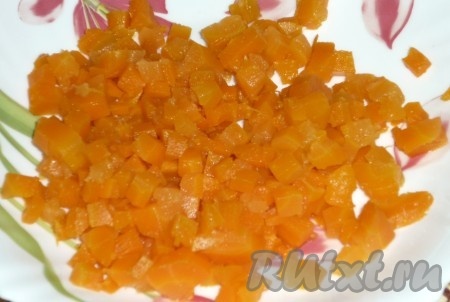 Морковь нарезать мелкими кубиками.