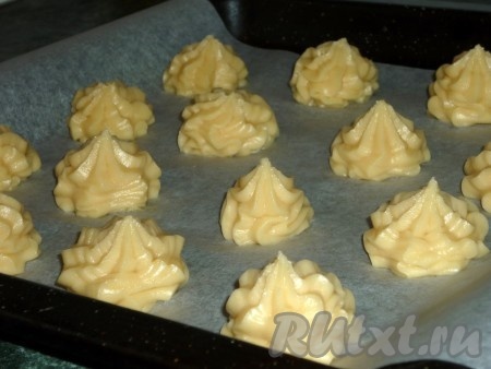 Выдавить на противень небольшие шарики.