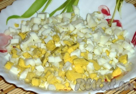 Яйца сварить вкрутую, нарезать кубиками.
