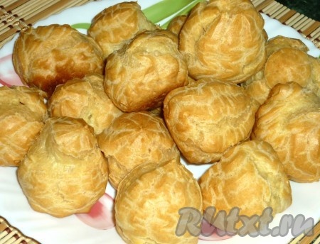 Выпекать эклеры в разогретой духовке при температуре 180 градусов в течение 25 минут, не открывая духовку первые 20 минут. По истечению времени достать эклеры из духовки, выложить на тарелку и остудить.
