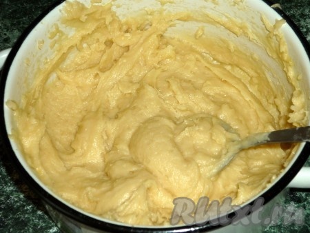 Тесто должно быть не крутым, гладким и блестящим.