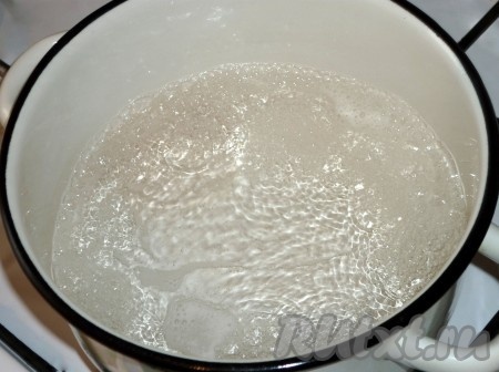 Воду вскипятить с солью и сахаром.