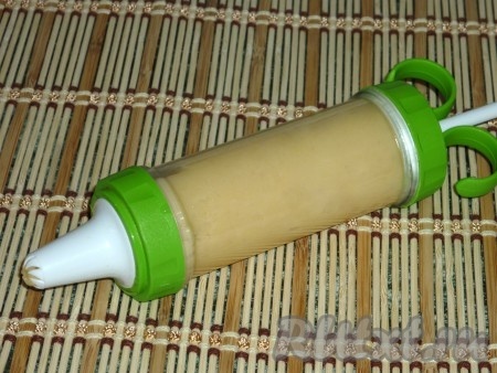  Наполнить кондитерский шприц тестом.