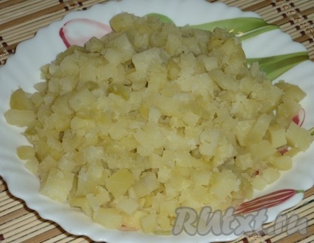 Картофель и морковь отварить не очищая. Затем остудить и очистить. Картофель нарезать мелкими кубиками.
