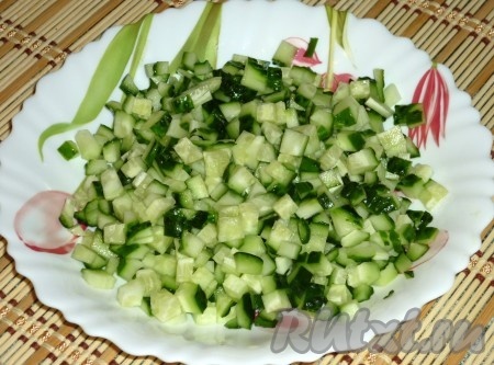 Огурцы нарезать кубиками.