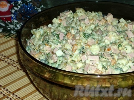 Заправить салат майонезом, посолить и перемешать. Оливье ставим в холодильник и приступаем к эклерам.
