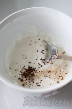 Измельчите гвоздику и выжмите сок лимона в миску с соусом. Интенсивно перемешайте все ложкой.