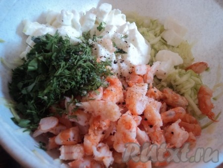 Кабачок натереть на терке, посолить, поперчить и дать постоять 5 минут. Затем отжать от выделившегося сока.
