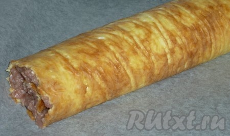 Свернуть рулет (заворачивается корж очень легко).
