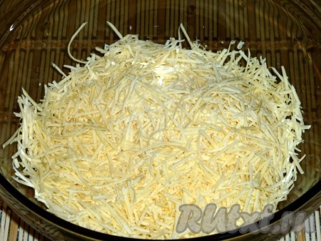 Сыр натереть на терке.
