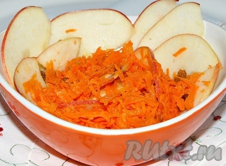 Переложить в салатник, сверху салат полить оливковым маслом. Вкусный, полезный салат из свежей моркови и яблок понравится и взрослым, и детям.
