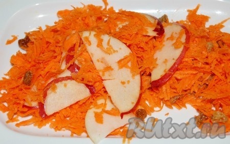 Перемешать аккуратно, чтобы ломтики яблок сохранили свою целостность.