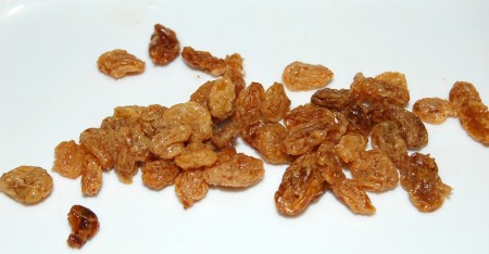 Изюм замочить в горячей воде на 5 минут, затем промыть и слегка просушить.