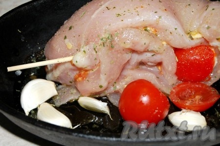 Для того чтобы сделать блюдо более ароматным, рядом с мясом можно выложить неочищенные зубчики чеснока.
