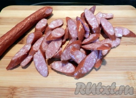 Колбасу (я взяла охотничьи колбаски) нарезать на кусочки.