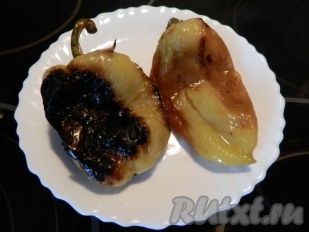 Жареный перец положить в чистый полиэтиленовый пакет и остудить (это делаем для того, чтобы легко снять кожицу с перца). Когда перец остынет, снять с него кожицу и очистить от семян.
