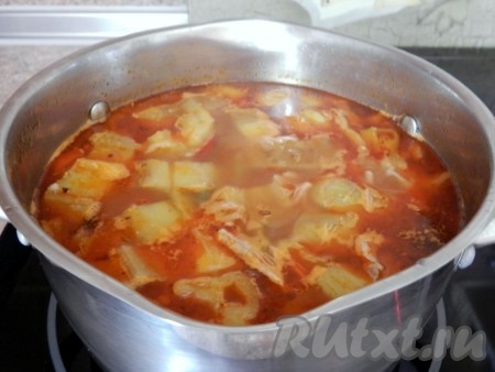 В кипящий бульон добавить варёное и жареное мясо говядины, колбасу, болгарский перец, оливки, обжаренные огурцы с луком, посолить, поперчить и всыпать специи по вкусу, дать закипеть, а затем проварить солянку на небольшом огне 3-5 минут.
