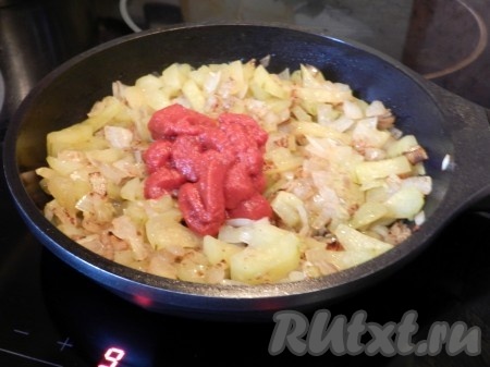 На отдельной сковороде обжарить на растительном масле лук до прозрачности на среднем огне, не забывая помешивать. Добавить огурцы и томатную пасту, немного бульона и тушить на медленном огне под крышкой до мягкости огурцов.
