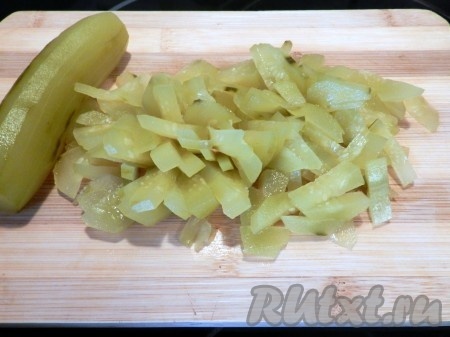 Солёные огурцы очистить от кожуры и нарезать соломкой.
