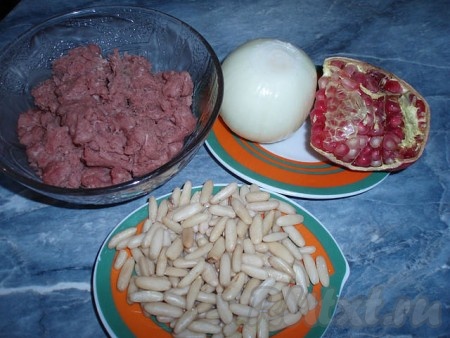 Для начинки берем чашку фарша, кедровые орешки, луковицу и гранатовый сироп (у меня гранатовый сок из граната).
