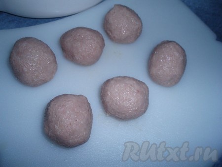 Берем отлежавшуюся массу из булгура и фарша, скатываем в одинаковые шарики.
