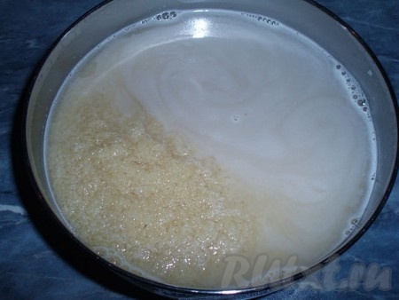 Замачиваем на полчаса булгур в воде.