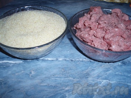 Берем одинаковое количество булгура и фарша.