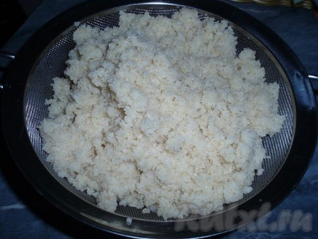 Через 30 минут откидываем булгур на сито.
