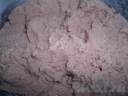 Солим и добавляем щепотку корицы, перемешиваем.
