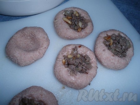 Делаем небольшие углубления и кладем начинку.
