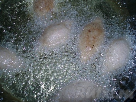 Жарим во фритюре до золотистого цвета.