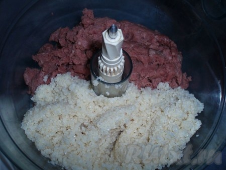 Фарш и булгур кладем в кухонный комбайн и перемешиваем до однородной массы.
