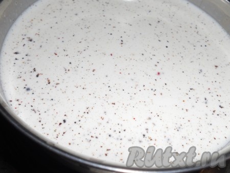 Приготовить соус - подогреть сливки, но не кипятить, посолить и поперчить, добавить бульон, в котором варились пельмени, и перемешать.