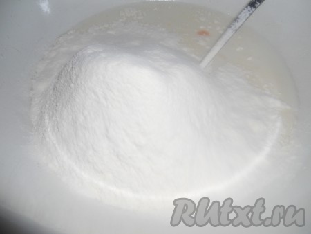 Посолить и добавить частями муку, вымесить мягкое тесто.