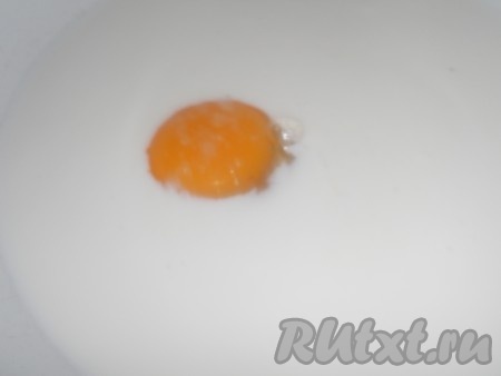 Сделать начинку для пельменей - фарш (мясо) пропустить с луком и чесноком через мясорубку, посолить и поперчить, добавить воду и хорошо перемешать.
Затем приготовить тесто для пельменей - в миску влить сливки и молоко, вбить яйцо.