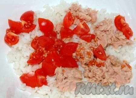 Помидоры нарезать мелкими кубиками.