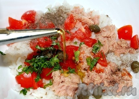 Содержимое миски полить лимонным соком, оливковым маслом, добавить соль и перец.