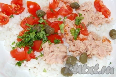 Добавить измельченную зелень петрушки и каперсы.