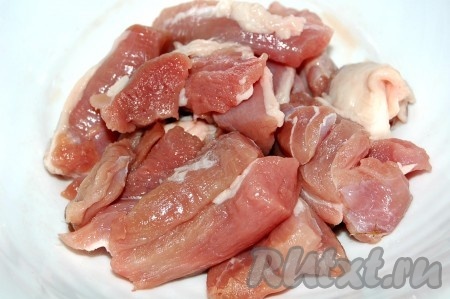 Пока горох варится, можно заняться фрикадельками. Для этого нарезать мясо мелкими кусочками и промолоть  на мясорубке.