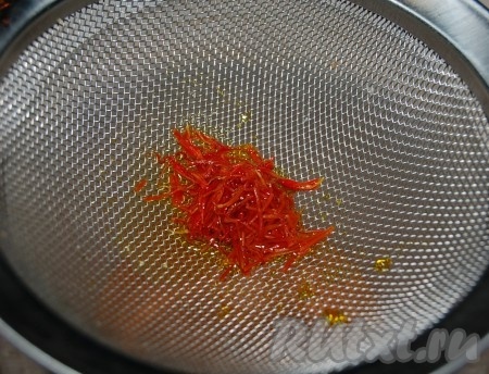 Когда суп будет почти готов, процедить шафран и отвар вылить в кастрюлю с супом.