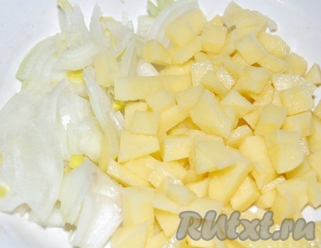 Через 1,5 часа варки гороха, положить в кастрюлю фрикадельки и пусть они варятся еще один час, вместе с горохом. За 20 минут до окончания варки супа, добавить в кастрюлю картофель, нарезанный мелкими кубиками, и порезанный репчатый лук. Посолить, поперчить.
