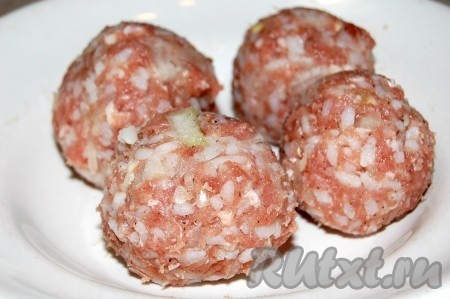 Перемешать фарш руками и слепить крупные фрикадельки. Вовнутрь каждой фрикадельки полагается положить алычу или курагу. У меня фрикаделька без начинки.