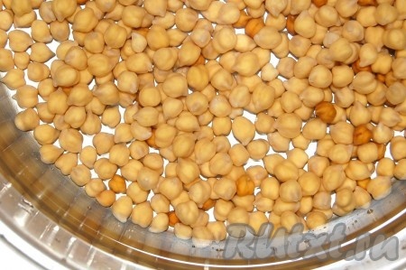 С вечера горох нут насыпать в кастрюлю, залить холодной водой и оставить на всю ночь. Утром горох промыть и поставить вариться. Варить 1,5 часа.