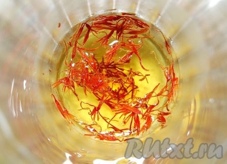 Шафран поместить в стакан и залить горячей водой, дать ему настояться. Он понадобится в конце варки супа кюфта-бозбаш.
