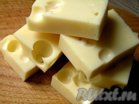 Сыр нарезать порционными кусочками, толщиной 1-1,5 см.
