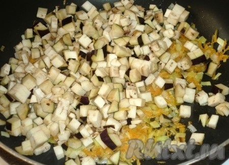 К луку и моркови отправить баклажаны.
