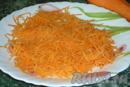 Морковь натереть на терке.
