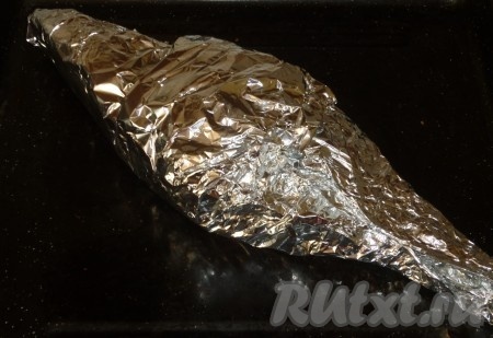 Фаршированную скумбрию обернуть фольгой и поставить в духовку минут на 15.
