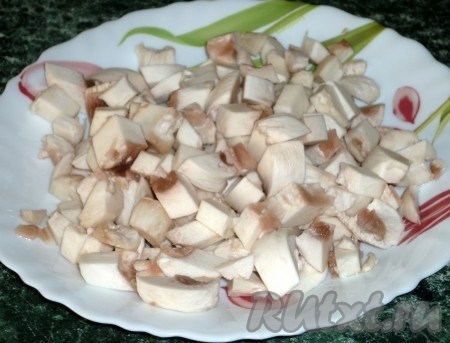 Шампиньоны порезать кубиками. 