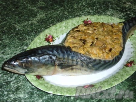 Наполнить рыбу обжаренными овощами и грибами.
